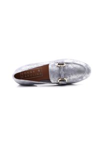 Grå sammet loafers med rund tå, slip-on design och guldfärgad detaljer på framdelen. Varumärkesetikett synlig på innersulan.