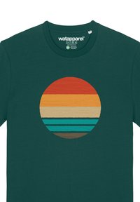 Donkergroene T-shirt met een cirkelvormige grafiek met horizontale strepen in rood, oranje, geel, beige, teal en bruin. Van katoen.