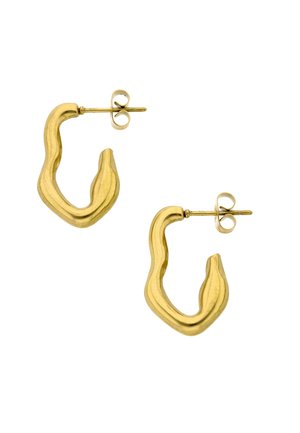 Kultaista sävyä olevat epäsäännölliset aaltoilevat renkaanmuotoiset korvakorut, joissa on napitakakiinnitys ja perhossiivet, valkoista taustaa vasten.