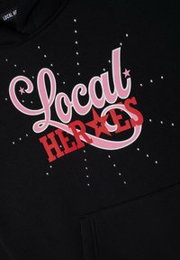 Czarna bluza z kapturem z napisem „Local Heroes” w różowych i czerwonych literach, ozdobiona małymi srebrnymi ćwiekami, z przednią kieszenią i kapturem z troczkami.