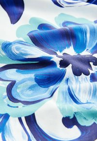 Material floral cu flori mari albastre și turcoaz pe un fundal alb. Prezintă o textură netedă și un design îndrăzneț, pictural.