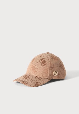 Casquette de baseball beige texturée avec un motif monogramme brun foncé répété et un petit emblème rond doré sur le côté.