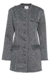 Grå tweedfrakk med en teksturert overflate, har en frynset kant, seks store knapper og to frontlommer med klaffelukking.