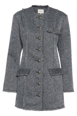 Szary płaszcz w kratę o teksturowanym wykończeniu, posiada postrzępiony dół, sześć dużych guzików oraz dwie przednie kieszenie z klapkami.