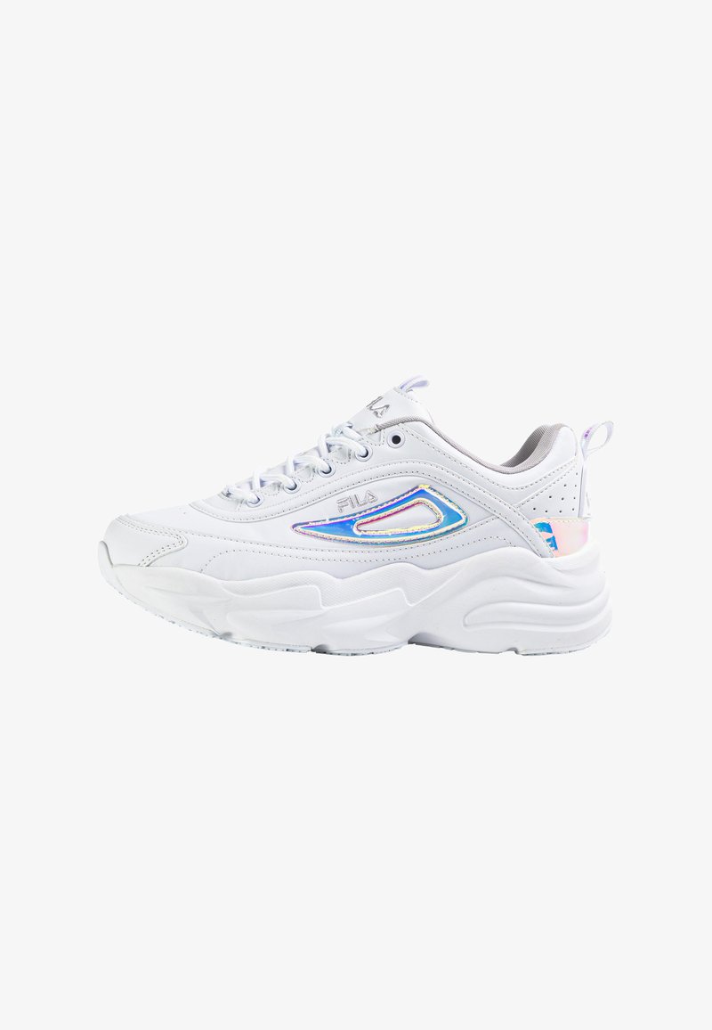 Biały trampki FILA na sznurowadła z grubą podeszwą i opalizującymi niebiesko-różowymi akcentami logo po boku i na języku z tyłu.