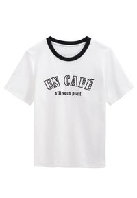 Biały T-shirt z czarnym żebrowanym okrągłym dekoltem, z nadrukowanym tekstem w czerni "UN CAFÉ s'il vous plait". Krótkie rękawy, miękka tkanina.
