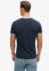 Superdry & Co RINGER WORKWEAR GRAPHIC - Camiseta estampada - eclipse navy athletic grey marl