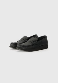 Loafers negri din piele texturată, cu vârf rotund, curele duble în față și o talpă chunky din cauciuc, cu modele pentru aderență.