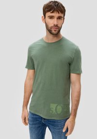 s.Oliver MIT GARMENT DYE - T-shirt print - tannengrün