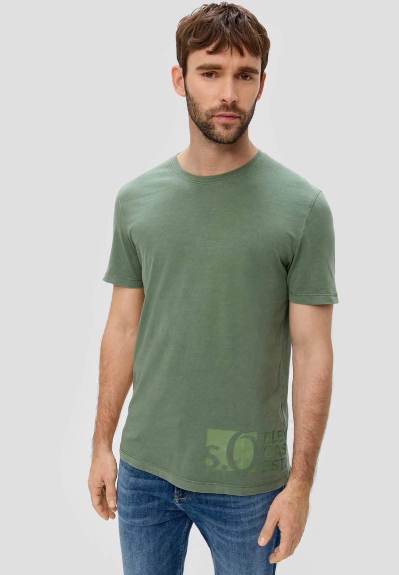 s.Oliver MIT GARMENT DYE - T-shirt print - tannengrün