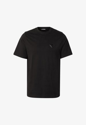 T-shirt noir à manches courtes avec col rond, petit logo triangulaire noir sur la poitrine gauche indiquant « 2Y PREMIUM ».