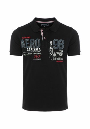 Sort polo t-shirt med korte ærmer med trykt tekst og grafik, herunder "AERO," "CARISMA," "98" og "ADVENTURE" i hvid, grå og rød farve.