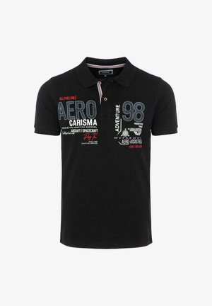 Polo nera a maniche corte con testo e grafiche stampate, inclusi "AERO," "CARISMA," "98" e "ADVENTURE" nei colori bianco, grigio e rosso.