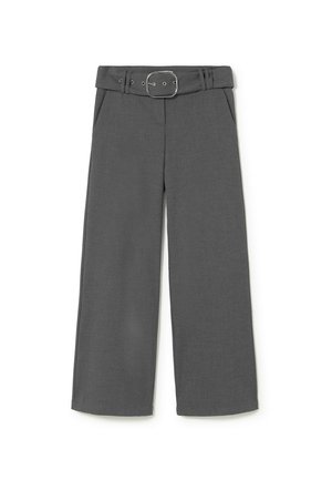 Pantalons gris à jambes larges avec taille ceinturée, présentant une texture lisse et des poches côtés. La ceinture a une boucle en argent et des passants.