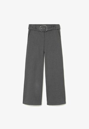 Pantalones de pierna ancha grises con cintura con cinturón, que cuentan con una textura suave y bolsillos laterales. El cinturón tiene una hebilla plateada y presillas.