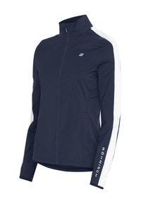 Giubbotto leggero blu navy con colletto alto, pannelli laterali bianchi e chiusura con zip. Presenta il nome del marchio in bianco sulla manica.