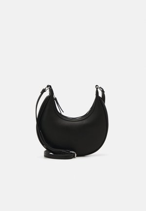 Bolso bandolera de cuero negro en forma de media luna con herrajes plateados y correa ajustable sobre fondo liso claro.