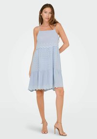Lichtblauw zonjersey met dunne bandjes, gelaagd ontwerp, golvende zoom en geborduurde details op de bustier en rok.