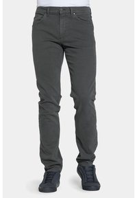 Jeans in denim grigio con vestibilità slim, caratterizzati da un design a cinque tasche, chiusura a bottone e una trama sottile. Abbinati a sneakers scure.