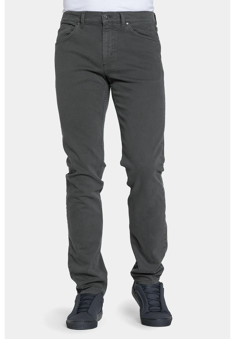 Jeans in denim grigio con vestibilità slim, caratterizzati da un design a cinque tasche, chiusura a bottone e una trama sottile. Abbinati a sneakers scure.