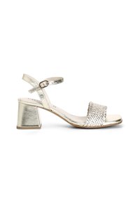 Sandalo open-toe in oro metallico con cinturino intrecciato, cinturino alla caviglia con fibbia e tacco a blocco spesso. Presenta una finitura liscia e texture.