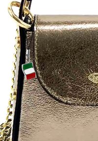 Metalen gouden leren handtas met een ronde klep, voorzien van een kleine Italiaanse vlag charm aan een gouden ketting.