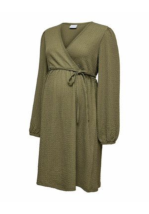 Robe de maternité à manches longues vert olive en tissu texturé, style portefeuille à col en V, avec ceinture à nouer à la taille.
