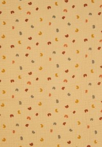 Baumwollstoff in sanftem Gelb mit strukturierter Oberfläche, versehen mit verstreuten kleinen, gebogenen Punkten in Orange, Braun und Grau.