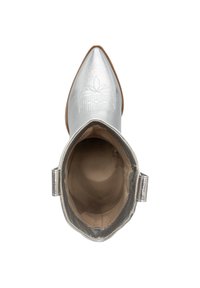 Srebrna, czubata botka za kostkę z gładką metaliczną fakturą, przeszyciami na czubku oraz boczną pętelką ułatwiającą zakładanie.