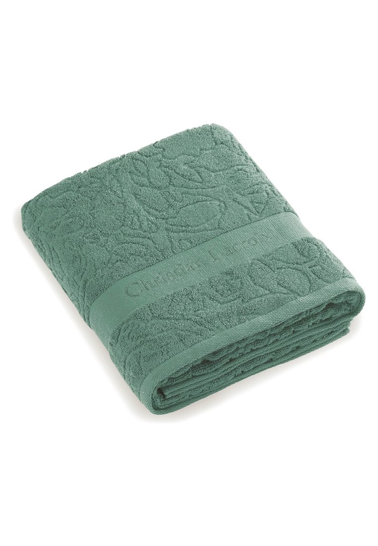 Toalla de baño verde doblada con textura, patrones florales y una banda lisa que muestra el nombre de la marca en relieve.