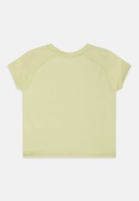 Ljusgrön t-shirt med korta ärmar, rundad halsringning och raglanärmar. Slät textur med sömmar längs fållen och ärmarna.