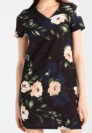 Schwarzes Kleid mit kurzen Ärmeln und floralem Muster in Creme und Grün, mit V-Ausschnitt und figurbetonter Silhouette. Glatte Stoffstruktur.