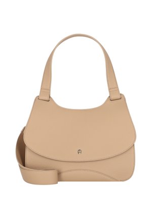 Sac à main en cuir beige avec rabat courbé, petit logo métallique, poignée courte et large bandoulière réglable.
