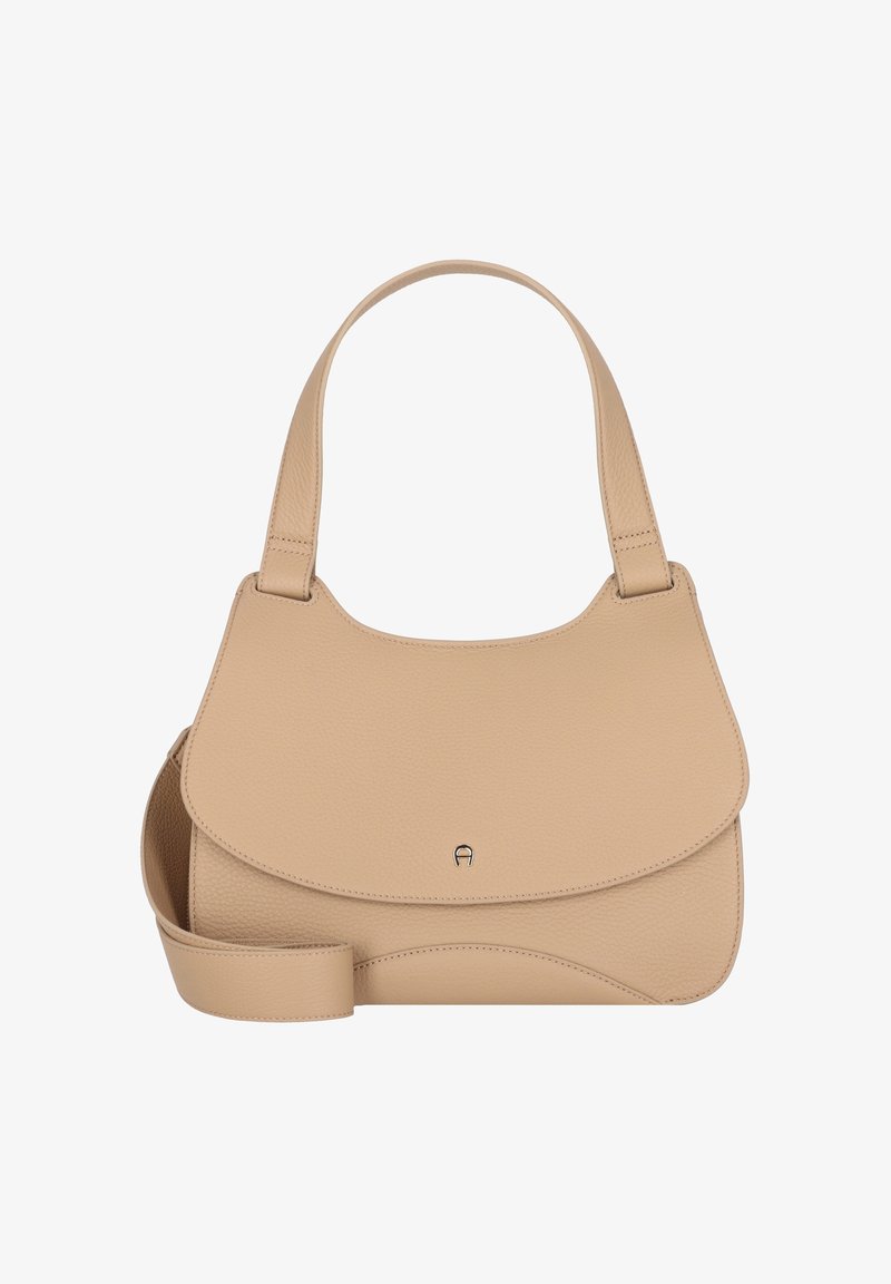 Sac à main en cuir beige avec rabat courbé, petit logo métallique, poignée courte et large bandoulière réglable.