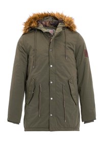 Olivgrüne Parka mit einer Kapuze aus Kunstfell, zwei Fronttaschen, verstellbarem Taillenzug, silbernen Druckknöpfen und Innenfutter im Camouflage-Muster.