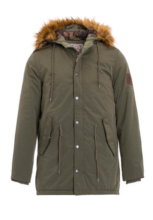 Olivgrüne Parka mit einer Kapuze aus Kunstfell, zwei Fronttaschen, verstellbarem Taillenzug, silbernen Druckknöpfen und Innenfutter im Camouflage-Muster.