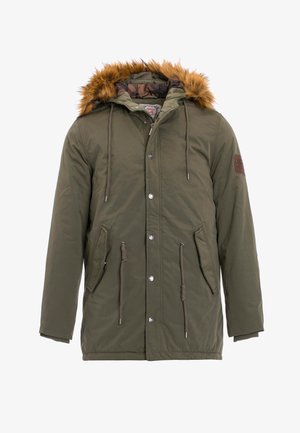 Olivgrüne Parka mit einer Kapuze aus Kunstfell, zwei Fronttaschen, verstellbarem Taillenzug, silbernen Druckknöpfen und Innenfutter im Camouflage-Muster.