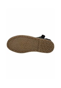 Footwear negro con una suela de goma texturizada que presenta un patrón geométrico. La suela exterior incluye una marca en relieve: "Blonfish Malibu."