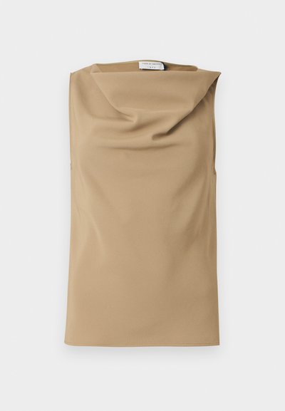 Μπεζ αμάνικη μπλούζα με χαλαρή, draped λαιμόκοψη και μικρή ορατή ετικέτα στον γιακά σε λευκό φόντο.