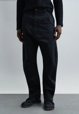 BUCKLE BACK TROUSERS - Kalhoty - black