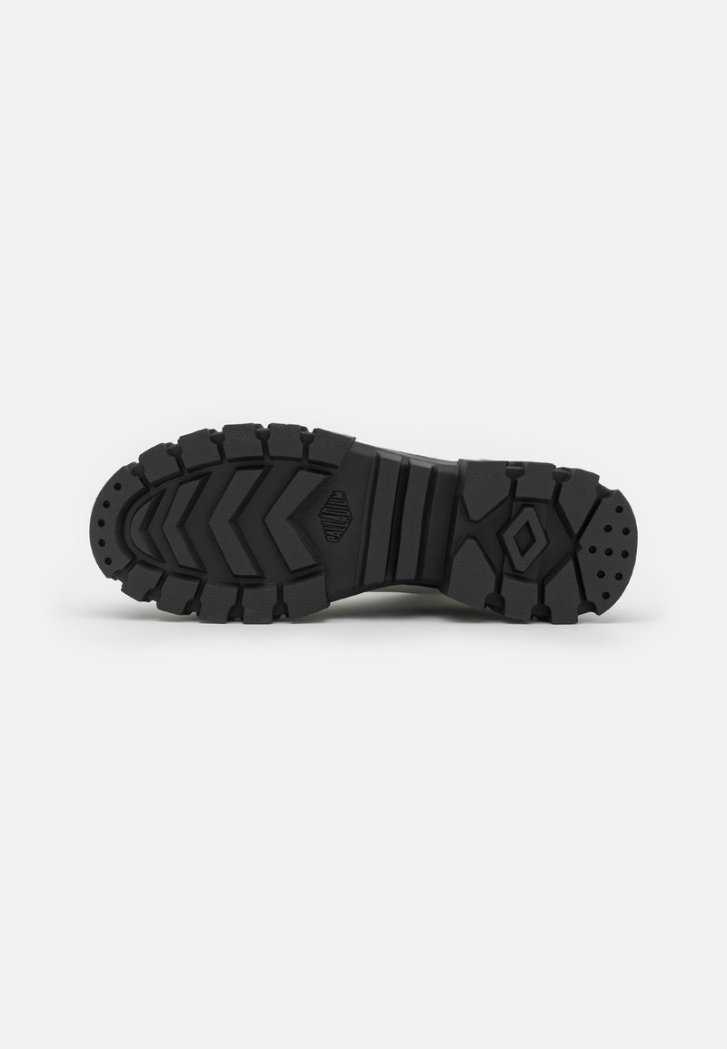 Semelle extérieure en caoutchouc noir avec des crampons et rainures profonds, dotée d'une finition texturée et de crêtes prononcées pour l'adhérence et la durabilité.