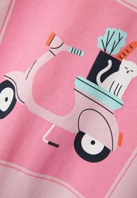 Rozā grafiskā dizaina attēls, kurā redzams skūters ar kaķi un podiņu ar augu. Skūterim ir melni riteņi, tirkīza sēdeklis un oranži akcenti.