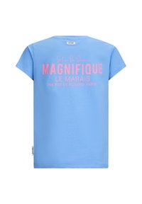 T-shirt in cotone blu con maniche corte, con testo rosa: "MAGNIFIQUE LE MARAIS 198 RUE DE ROSIERS - PARIS" sulla schiena.