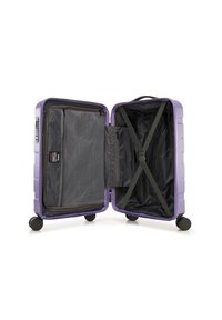 Valise rigide violette avec doubles roues. L'intérieur comprend une poche en maille, des sangles croisées et un revêtement en tissu noir. Fermeture à glissière.
