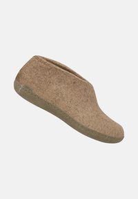 Pantofole in feltro marrone chiaro con suola morbida e design a caviglia bassa, con un piccolo etichetta del marchio in tessuto sul lato.