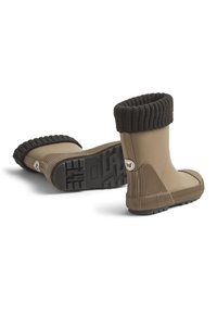 Bottes d'appoint marron imperméables avec design côtelé, poignets en tricot et semelle texturée. Comprend un accent logo sur le côté et un matériau durable.