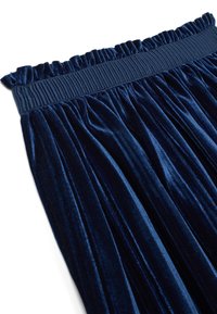 Gonna in velluto blu navy con una ampia cintura elastica arricciata. La texture plissettata si estende lungo tutta la lunghezza, creando una morbida caduta.