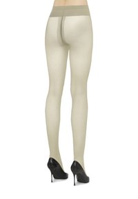 Beige gennemsigtige strømpebukser med en glat tekstur, høj talje og forstærket tå, kombineret med sorte højhælede sko på en model.