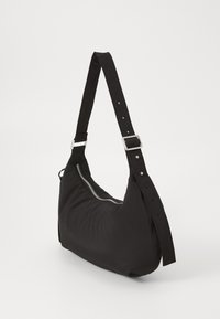 Svart nylon axelväska med en mjuk, rundad form. Har ett silverfärgat blixtlås, justerbar rem med spänne, och en minimalistisk design.