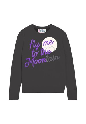 Maglietta nera a maniche lunghe con testo viola con la scritta "fly me to the Moon" e un cerchio bianco con un debole contorno di montagna.